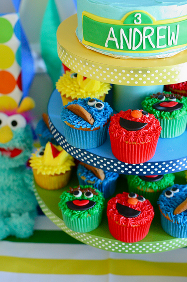 Sesame Street cupcakes - cookie monster, elmo, big bird, oscar the grouch made with cookies, marshmallows, candies