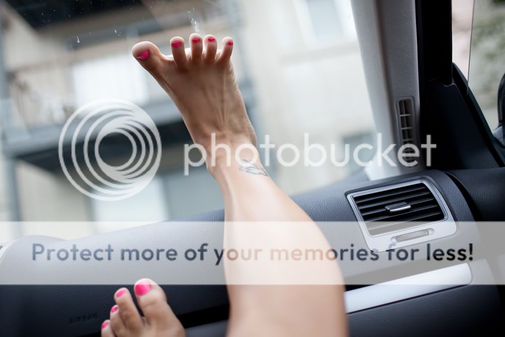 IMAGE: http://i1021.photobucket.com/albums/af339/smrndmguy/brandyfoot.jpg